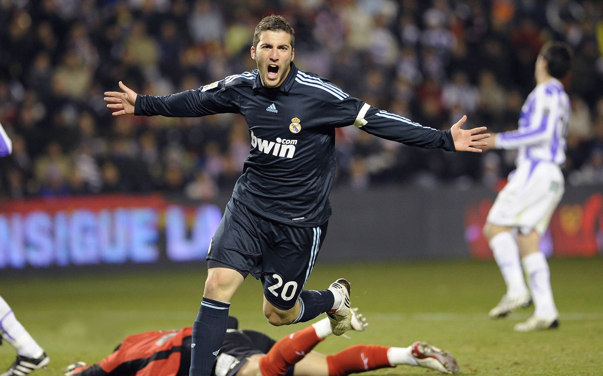 波兰男篮在欧洲预赛中表现优异，提前晋级